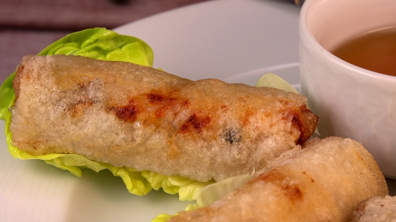 越南炸春卷配鸡肉生菜叶和蛋卷酱汁视频素材