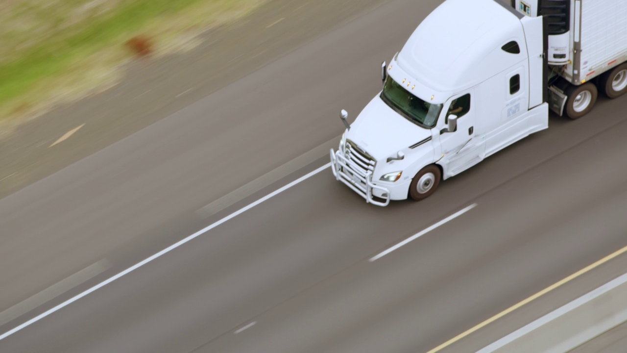 航拍图:一辆卡车行驶在美国俄勒冈州州际5号公路上视频下载