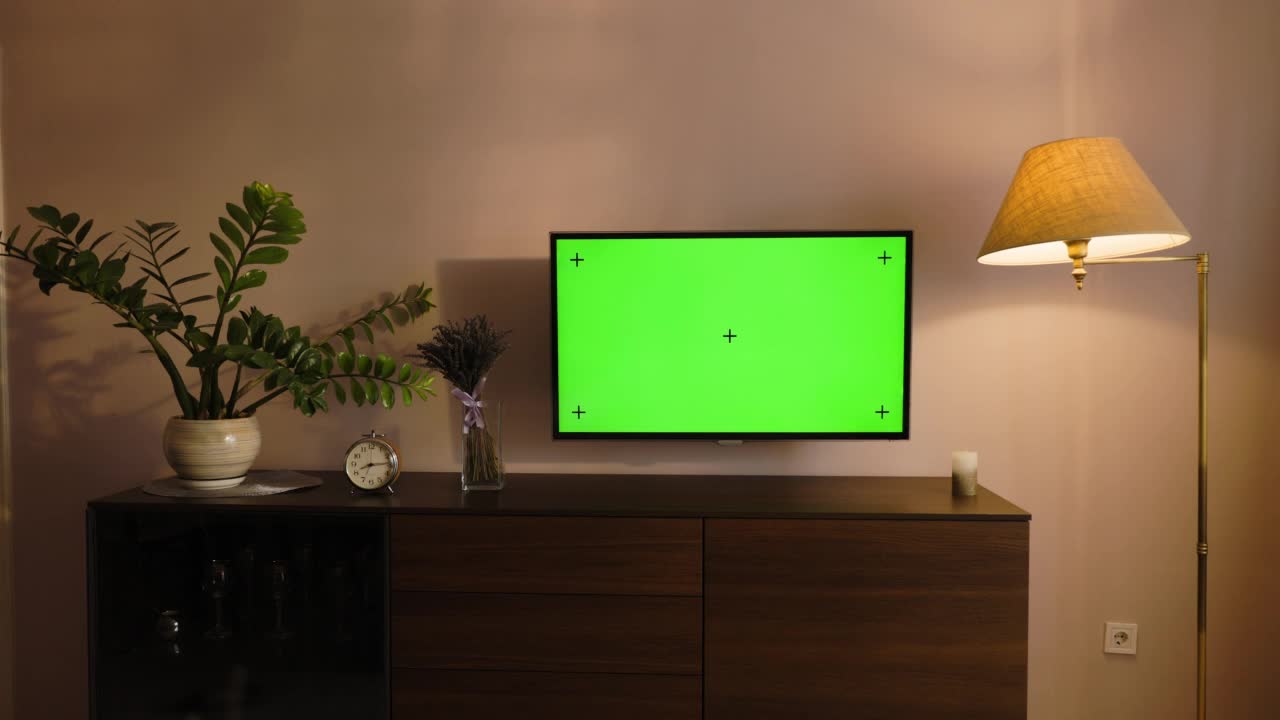 时髦的公寓室内与电视与绿色屏幕模拟显示器挂在现代的马桶下。在显示器上使用色度键占位符的家中空客厅。日落8点视频下载