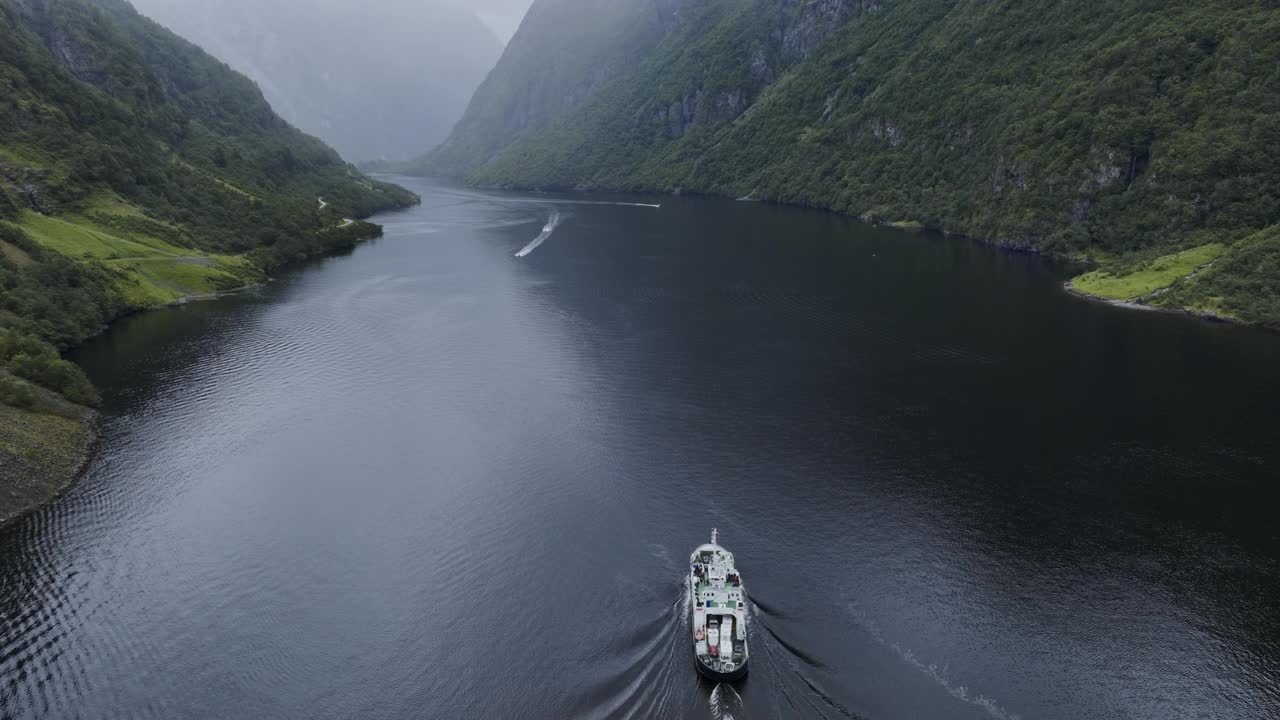 挪威峡湾渡口的风景鸟瞰图视频下载