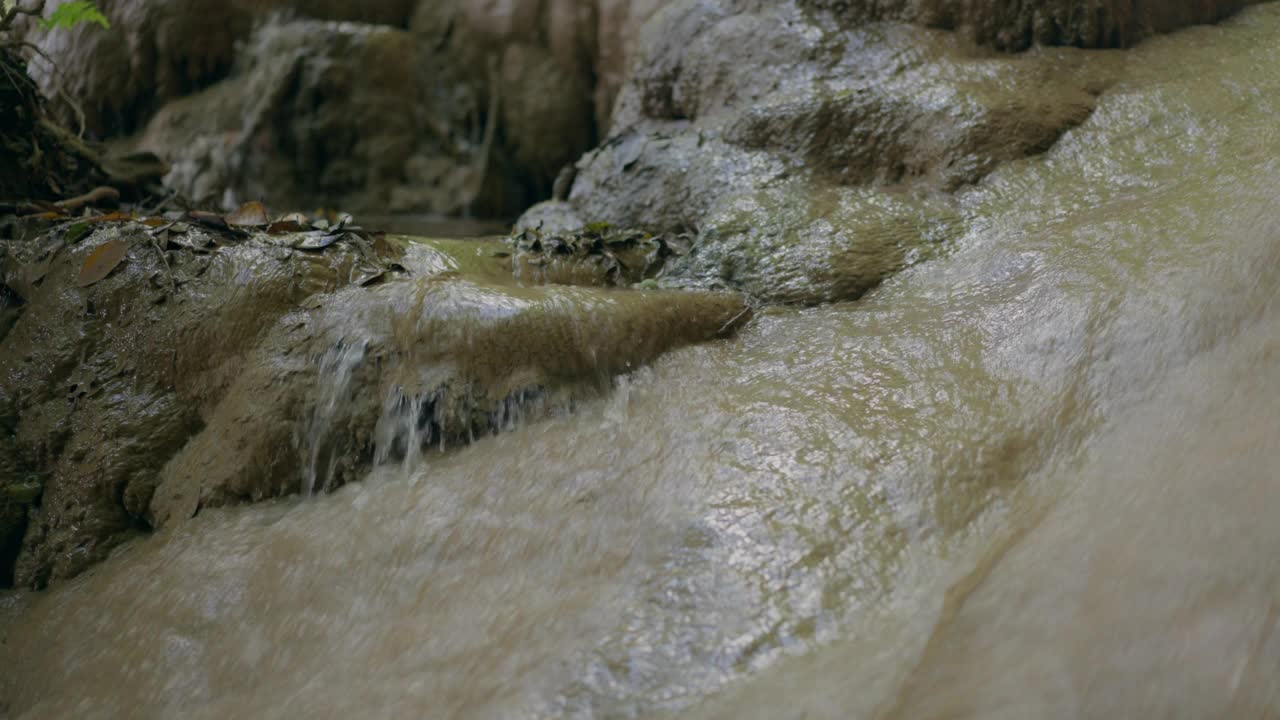热带雨林中的瀑布视频素材