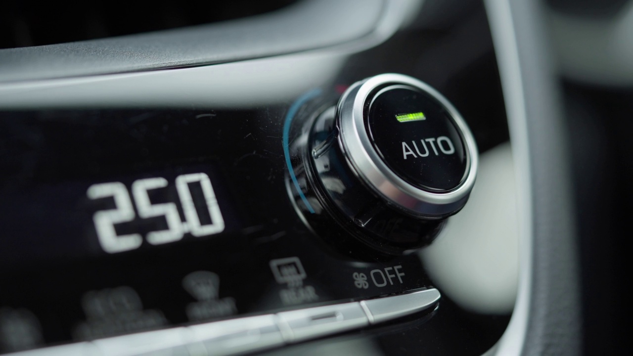 特写车辆仪表盘汽车空调控制器温度调节在黑色用手调节或转动视频素材
