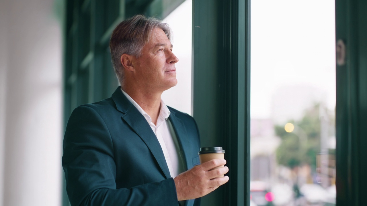 商人，咖啡和放松的办公室窗口看着风景，同时喝浓缩咖啡，咖啡因或卡布奇诺。思考，成熟和来自加拿大的男性在公司的工作场所喝茶休息视频下载