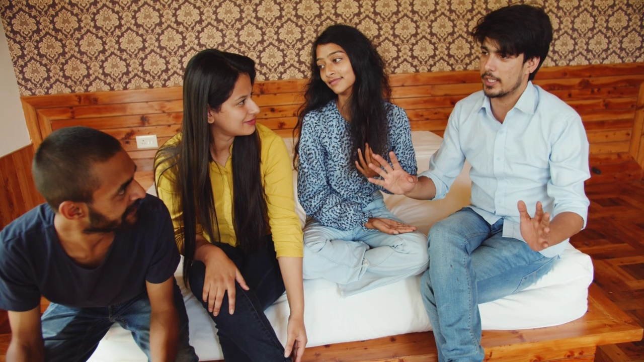 4K画面，印度朋友坐在室内聊天视频下载