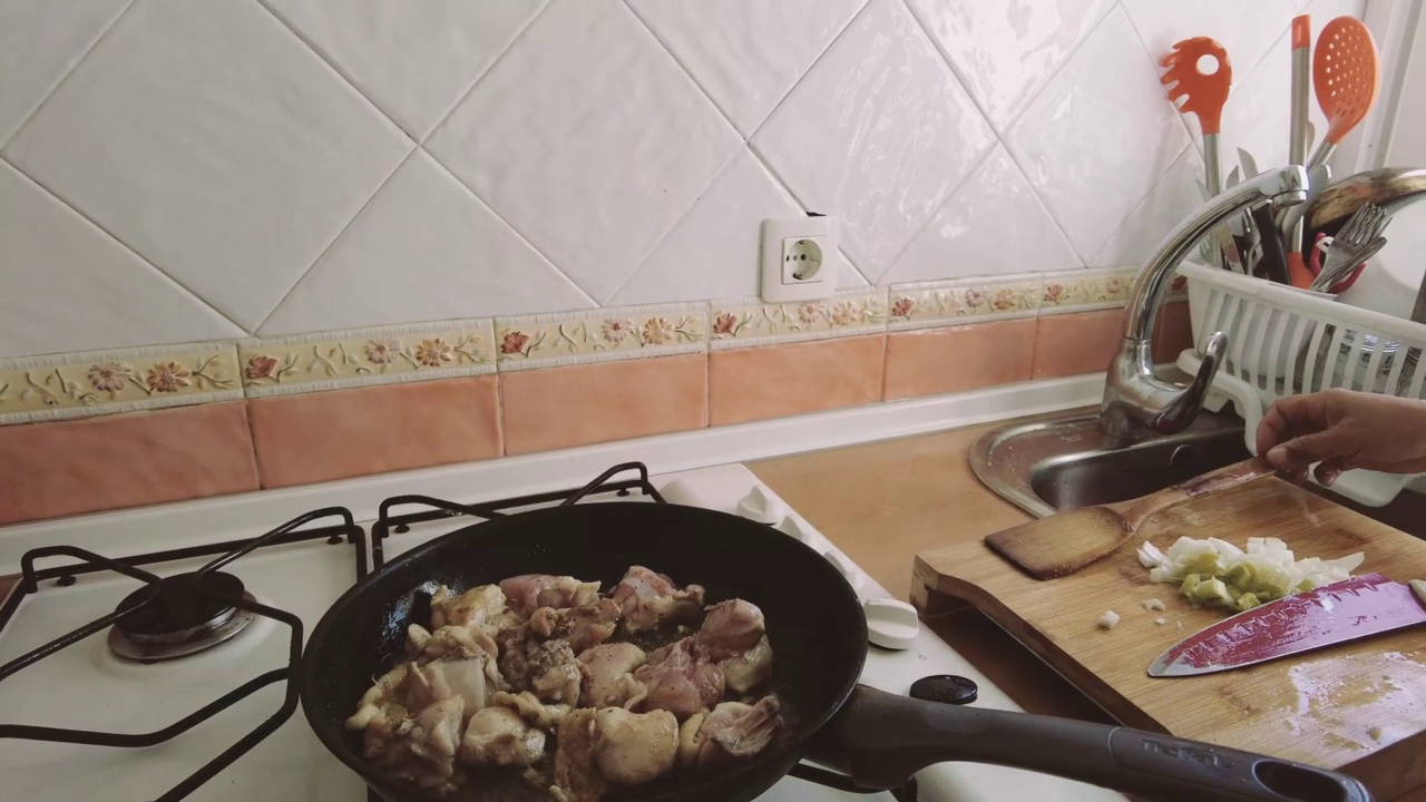 一个人在炉子上搅拌锅里的肉在4K特写视频下载