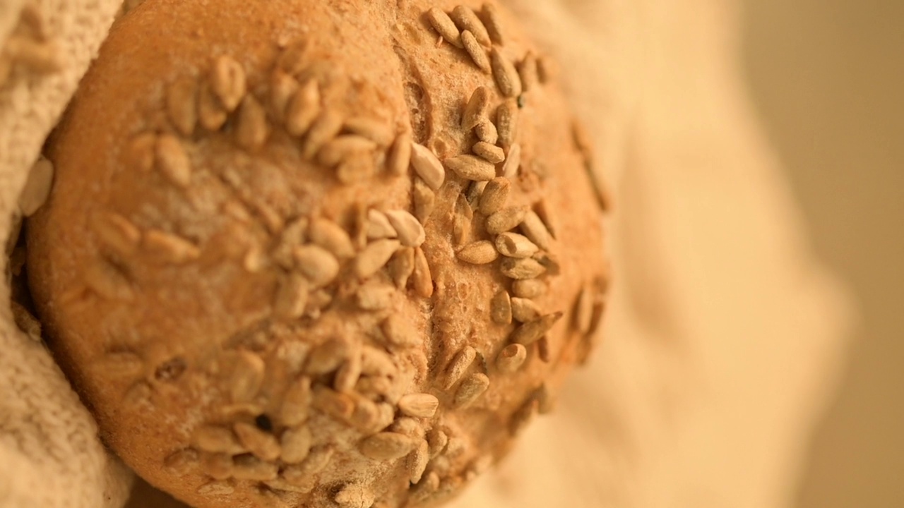 特写高清画面的面包包与谷物种子在粗麻布上视频下载