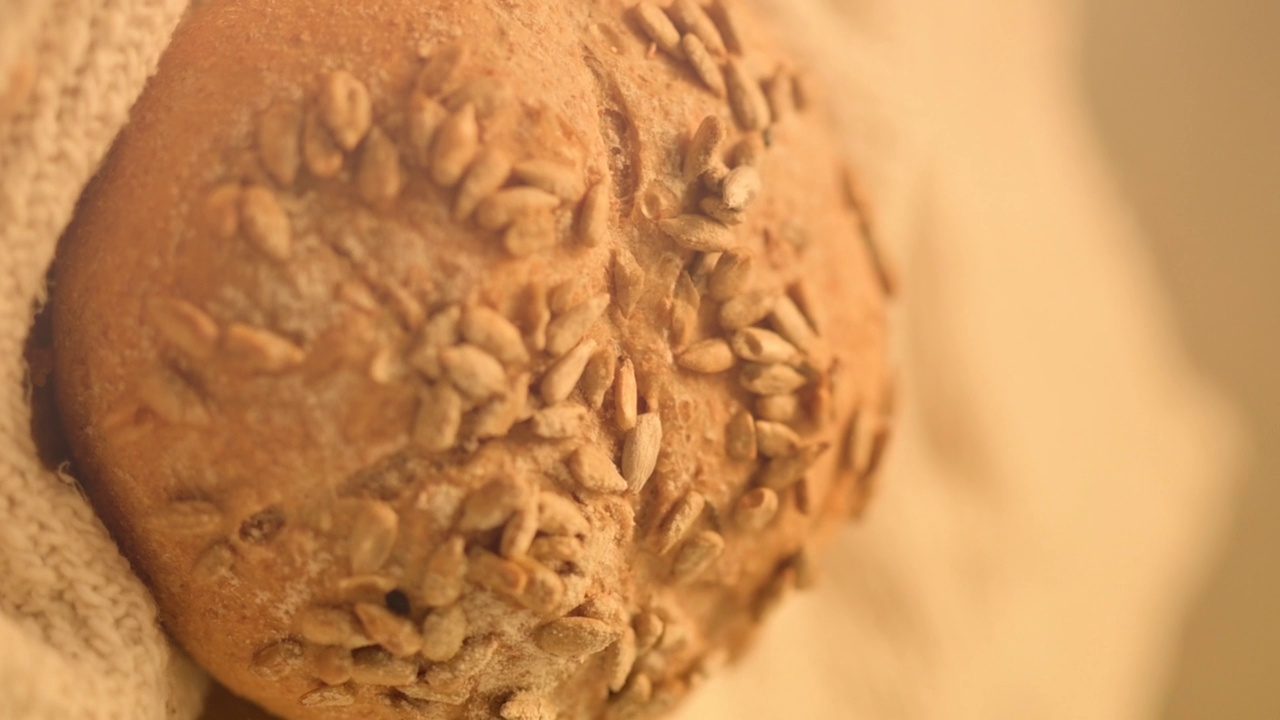 特写高清画面的面包包与谷物种子在粗麻布上视频下载