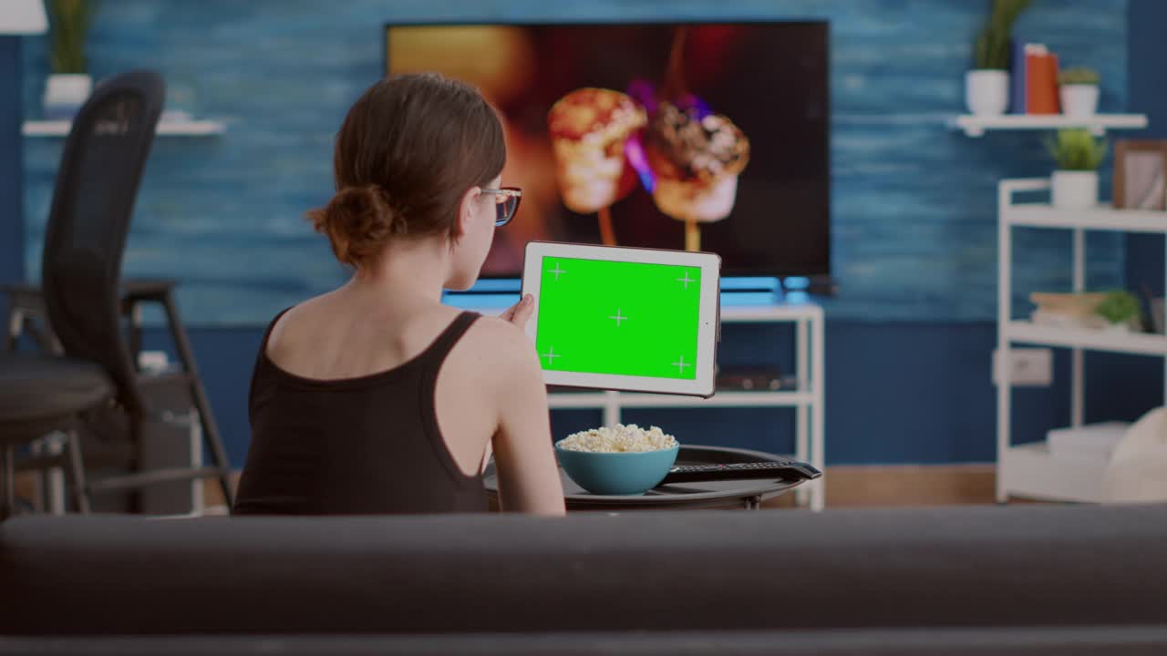 特写年轻女子拿着绿色屏幕的数字平板电脑观看在线视频内容视频下载