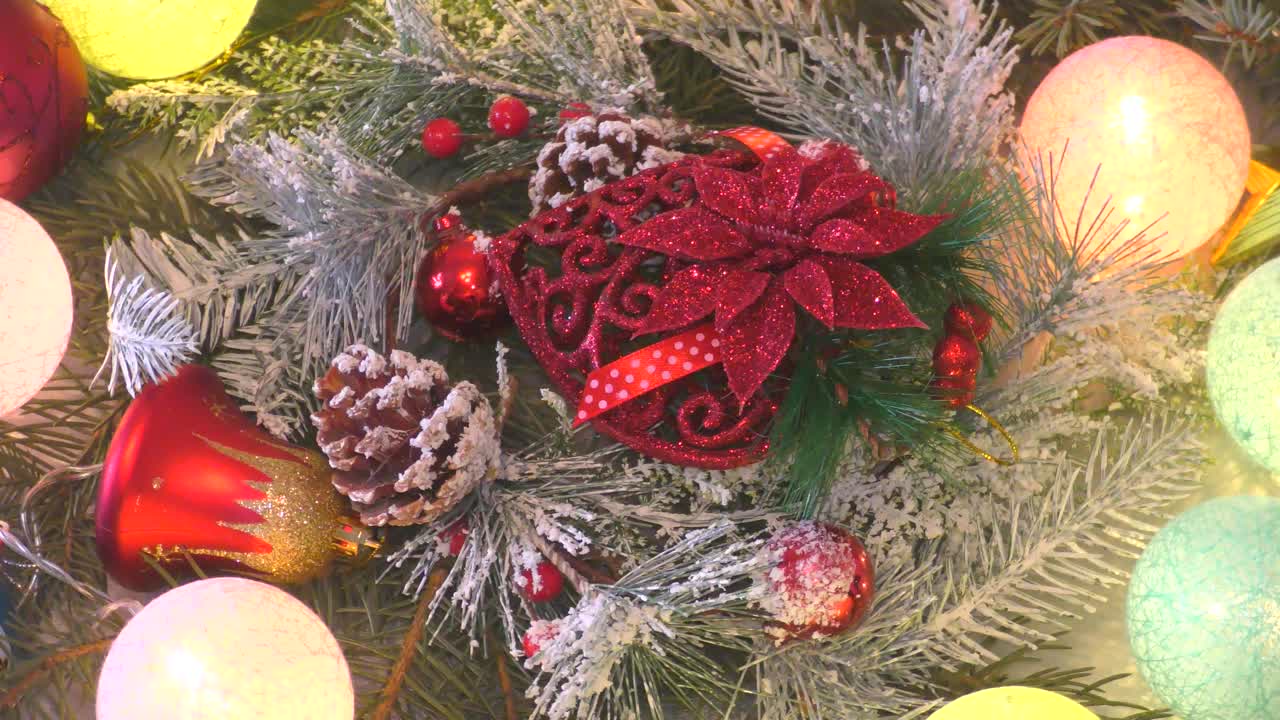 彩球圣诞树装饰视频下载
