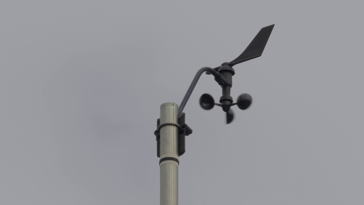 气象站，晴空上的风速计。视频下载