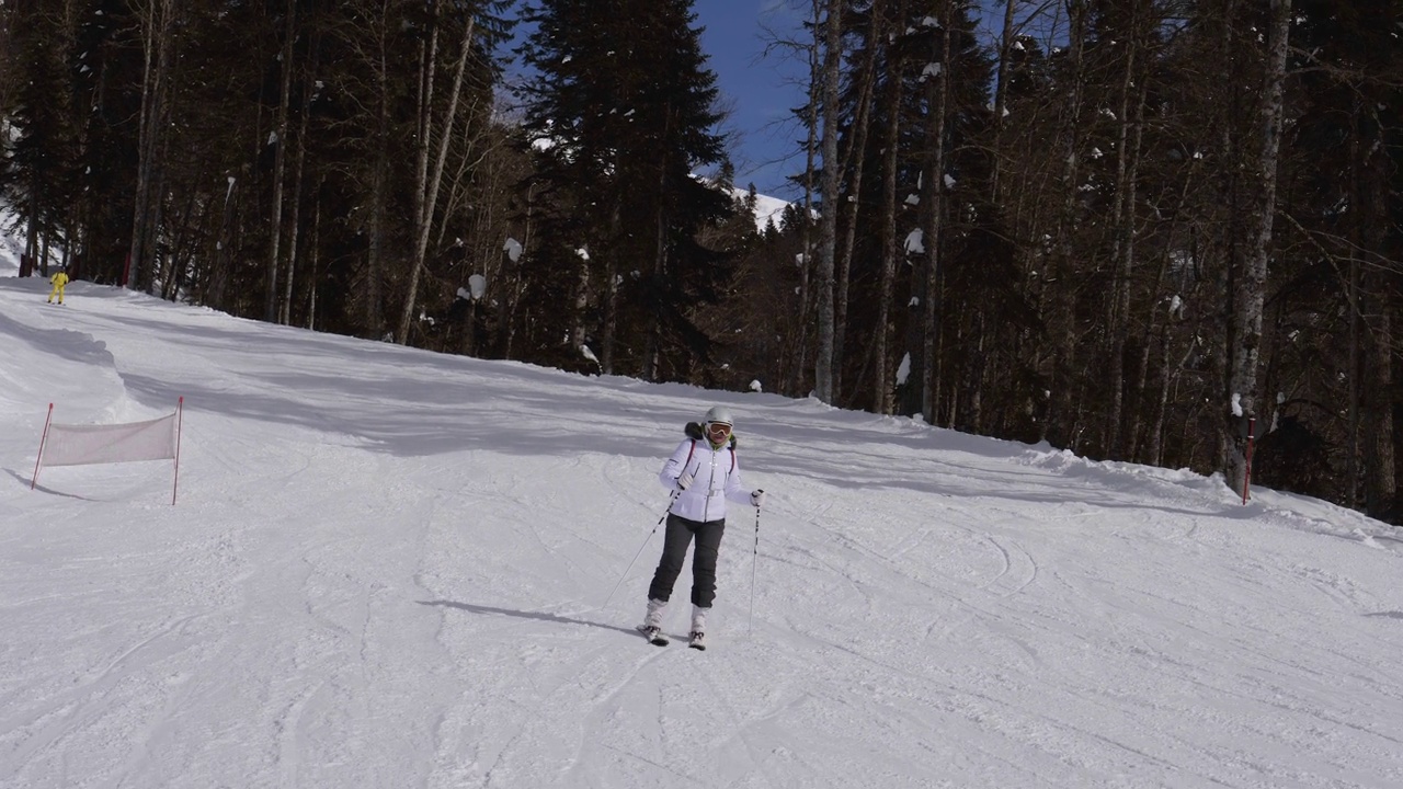 成熟的胖滑雪者在阳光明媚的冬日滑下山坡视频素材
