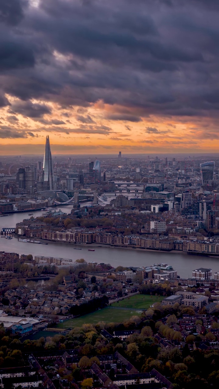伦敦城市天际线的垂直昼夜日落时间延时视图视频下载