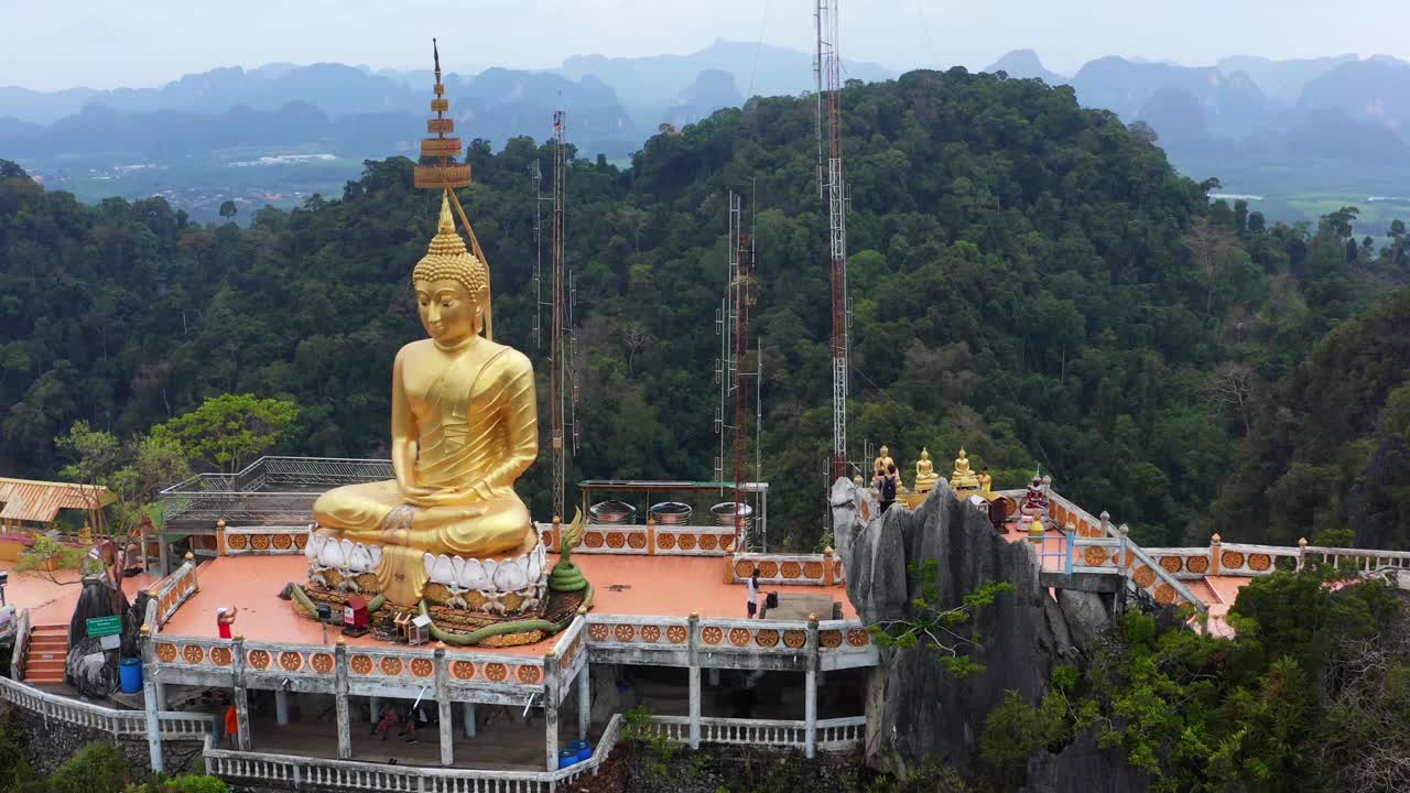 泰国甲米虎穴寺的鸟瞰图视频素材