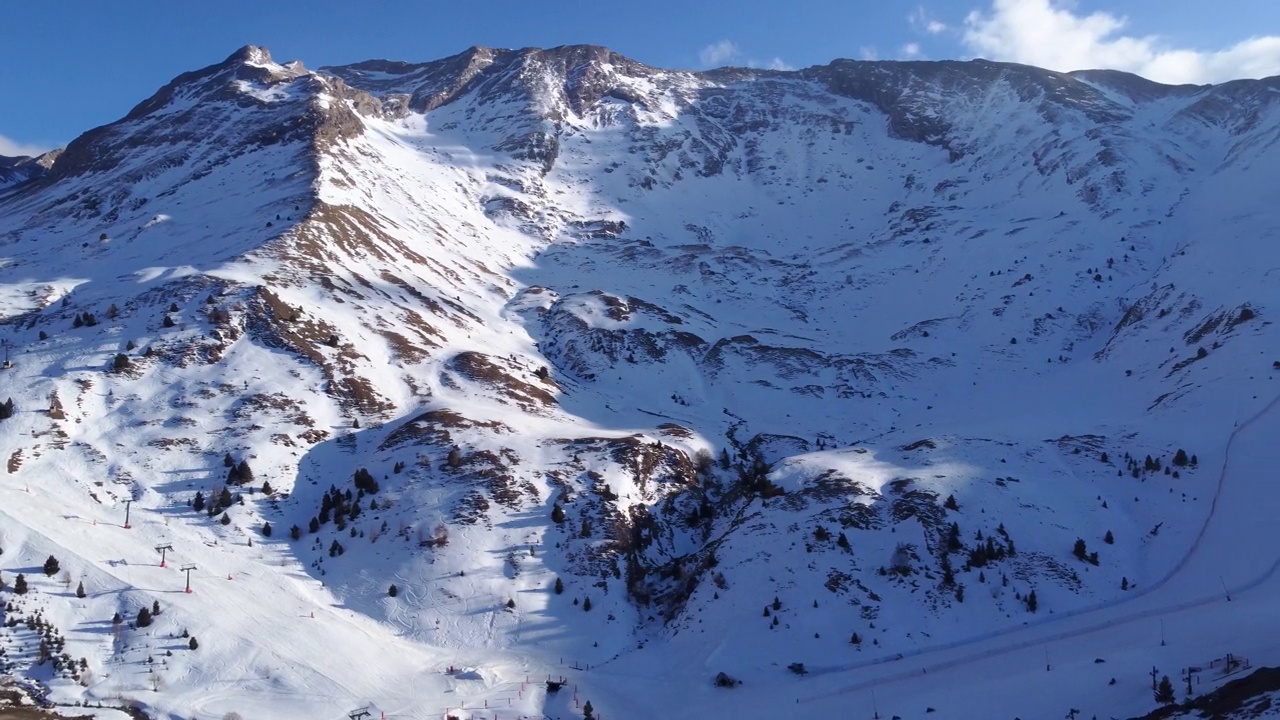 无人机飞越西班牙赫斯卡塞勒滑雪场雪山视频素材