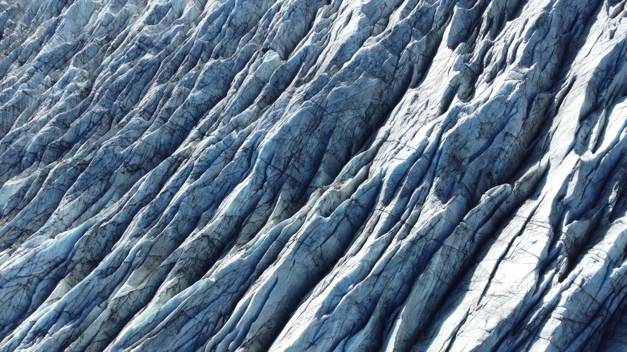 冰岛的冰川，纯净的北极自然，神奇冬季的蓝冰和白雪，鸟瞰景观4k视频素材