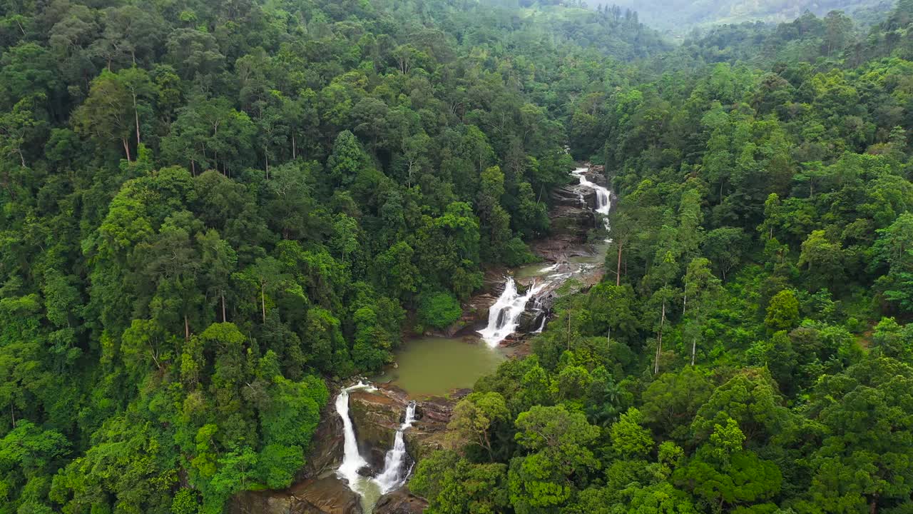 热带山地丛林中的瀑布。视频素材