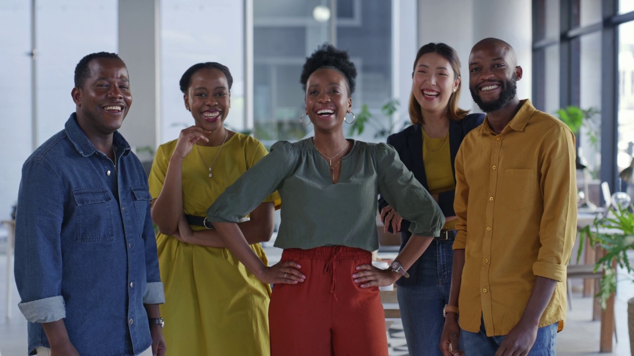 快乐，微笑和多元化的团队在营销和广告业务办公室。在一个有创意的工作场所，有支持、有远见和有信任的协作、描绘和激励团队视频下载