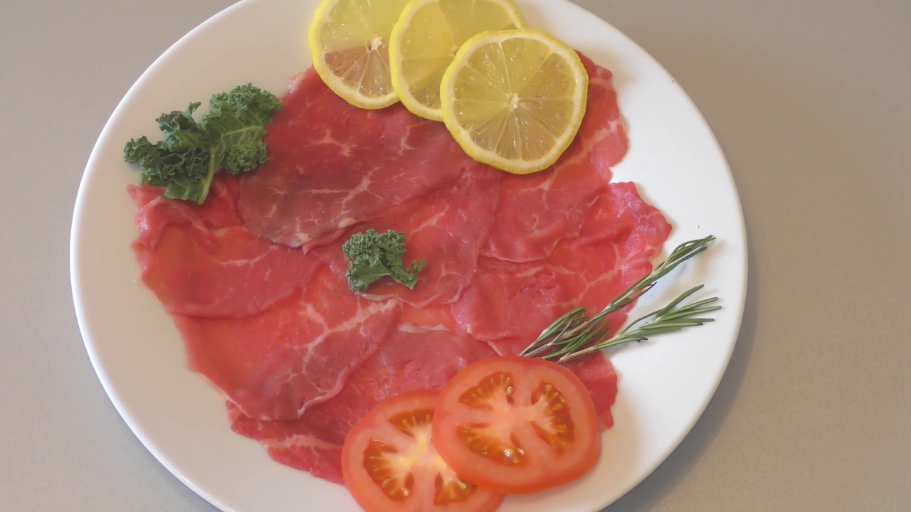 牛肉片是一道意大利菜视频素材