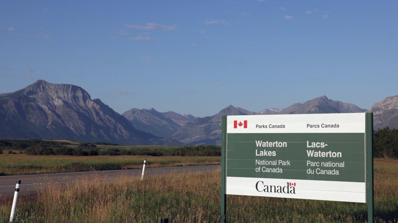 加拿大艾伯塔省沃特顿湖国家公园欢迎标志视频下载
