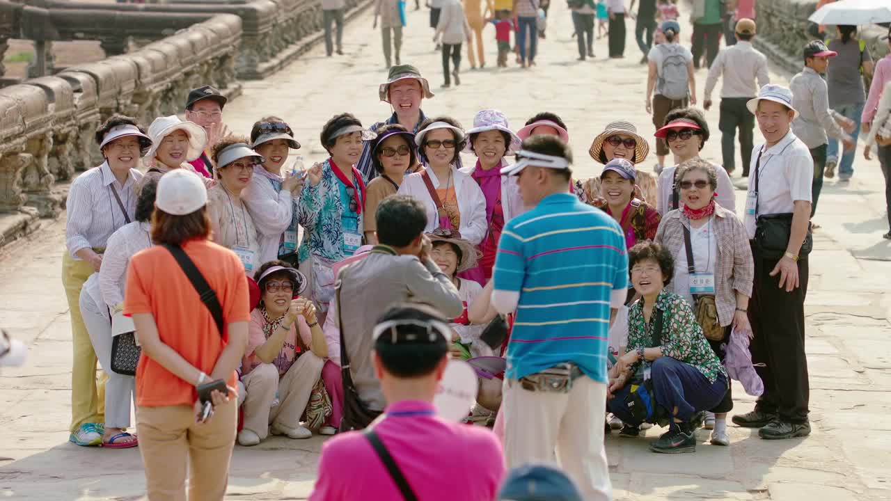 亚洲游客在柬埔寨吴哥窟/暹粒合影视频下载