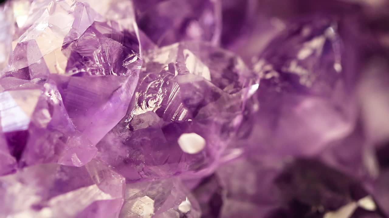 紫色紫水晶的特写镜头视频下载