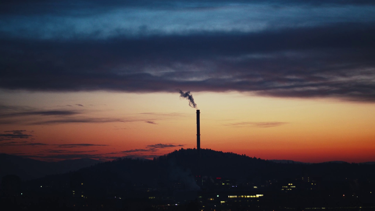 4K of smoke coming out of а factory chimney. Industrial zone in the city. Sunset background.视频素材