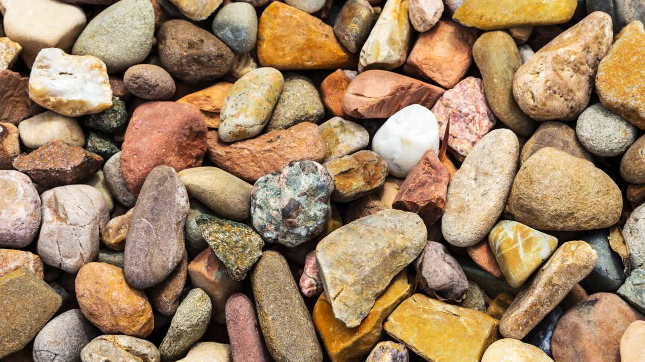 堆五颜六色的石头和石头在4K视频下载