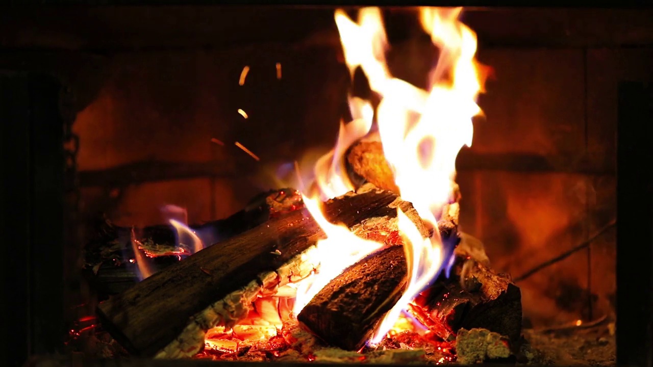 特写镜头燃烧的火焰上的壁炉在高清视频素材