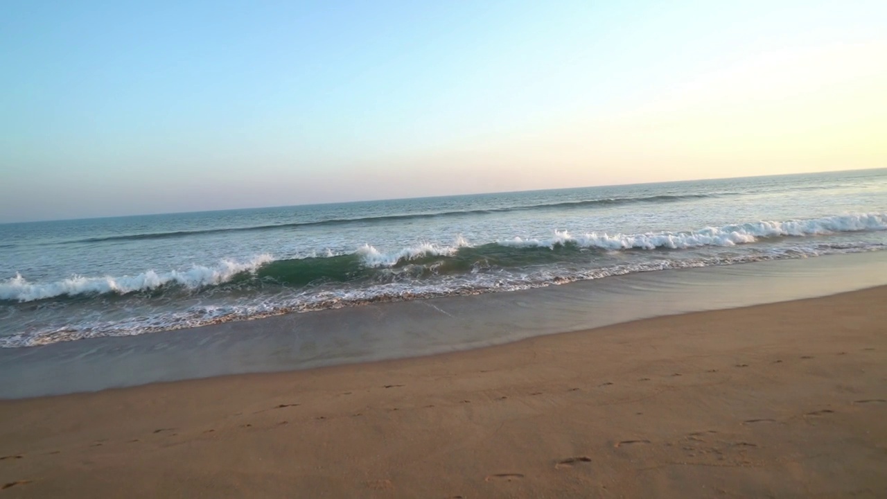 夏日阳光下的海滩海景。视频素材