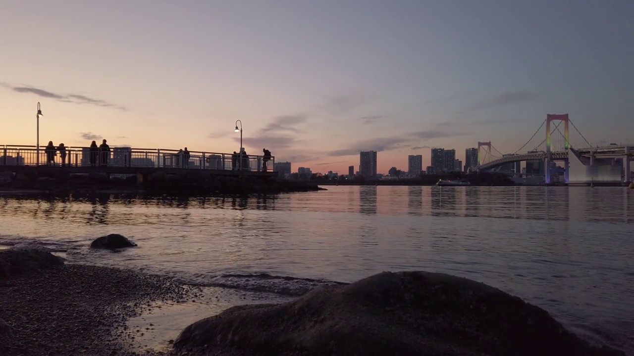 东京湾地区的日落天空景观，彩虹桥和东京在日本的背景视频下载