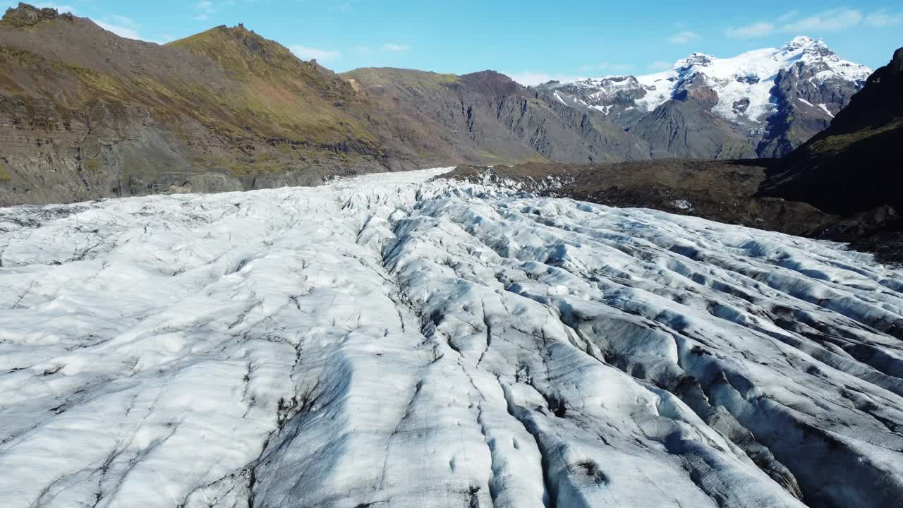 冰岛的冰川，大自然中纯净的蓝色冰，冬季鸟瞰景观4k视频素材