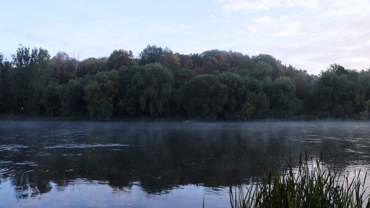秋天的日出在雾中的河上视频素材