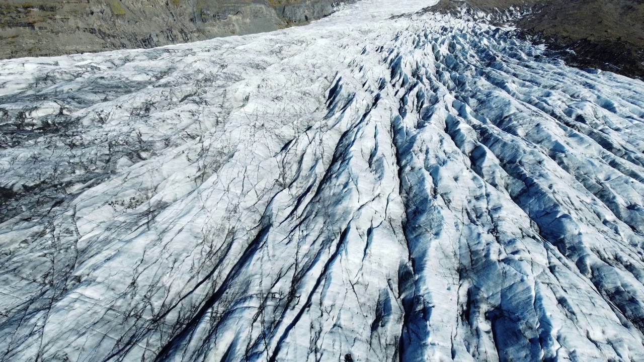 冰岛冰川鸟瞰图，在神奇的冬季，纯净的北极自然，蓝色的冰和白色的雪视频素材