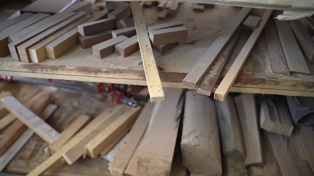 切割车间货架上的旧木板和木材，工作场所不同尺寸的木板残片，硬木制作和工匠理念视频下载