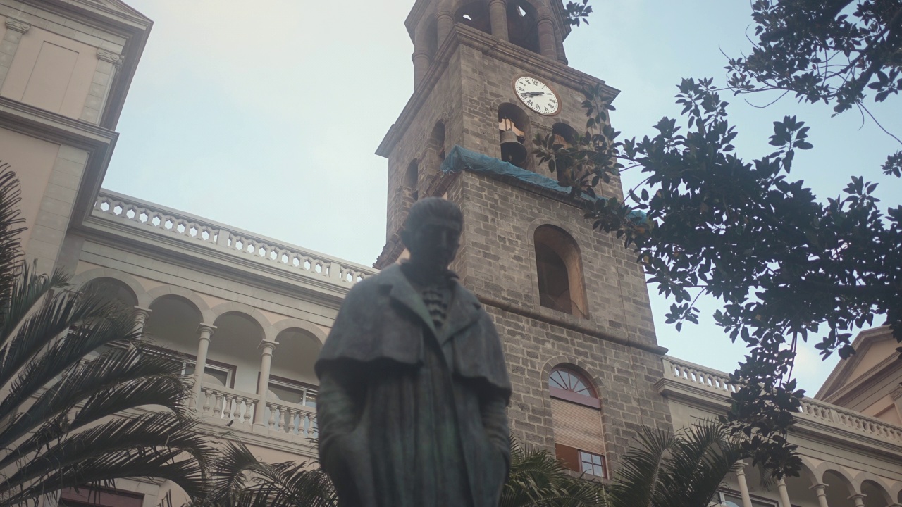 近距离观看圣克鲁兹特内里费岛的何塞·墨菲雕像视频下载
