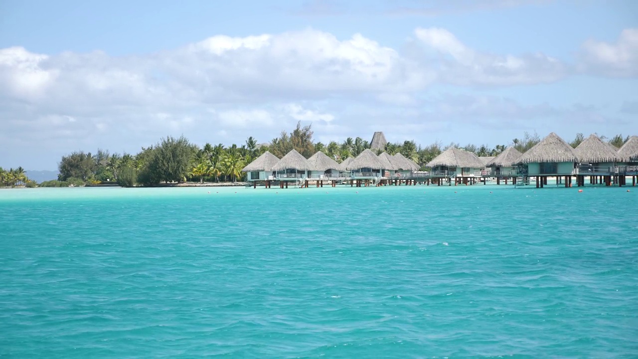乘坐游艇游览博拉博拉岛，欣赏水上别墅的美景。视频下载