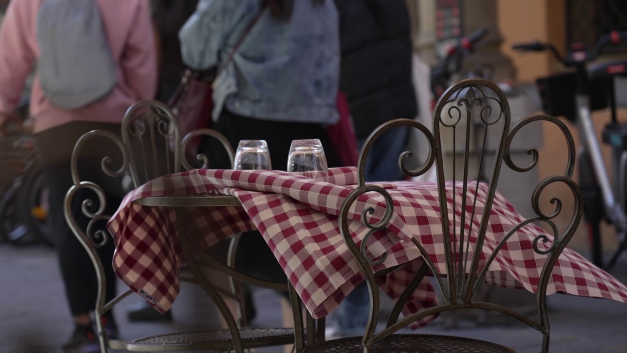 意大利街头餐厅桌布上的风。欧洲空空如也。Milliken桌子亚麻检查点。经典的格子印花视频素材