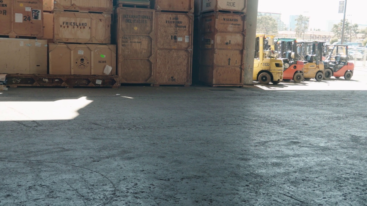 工业运输和接收栈箱货运一排排停放的叉车视频素材