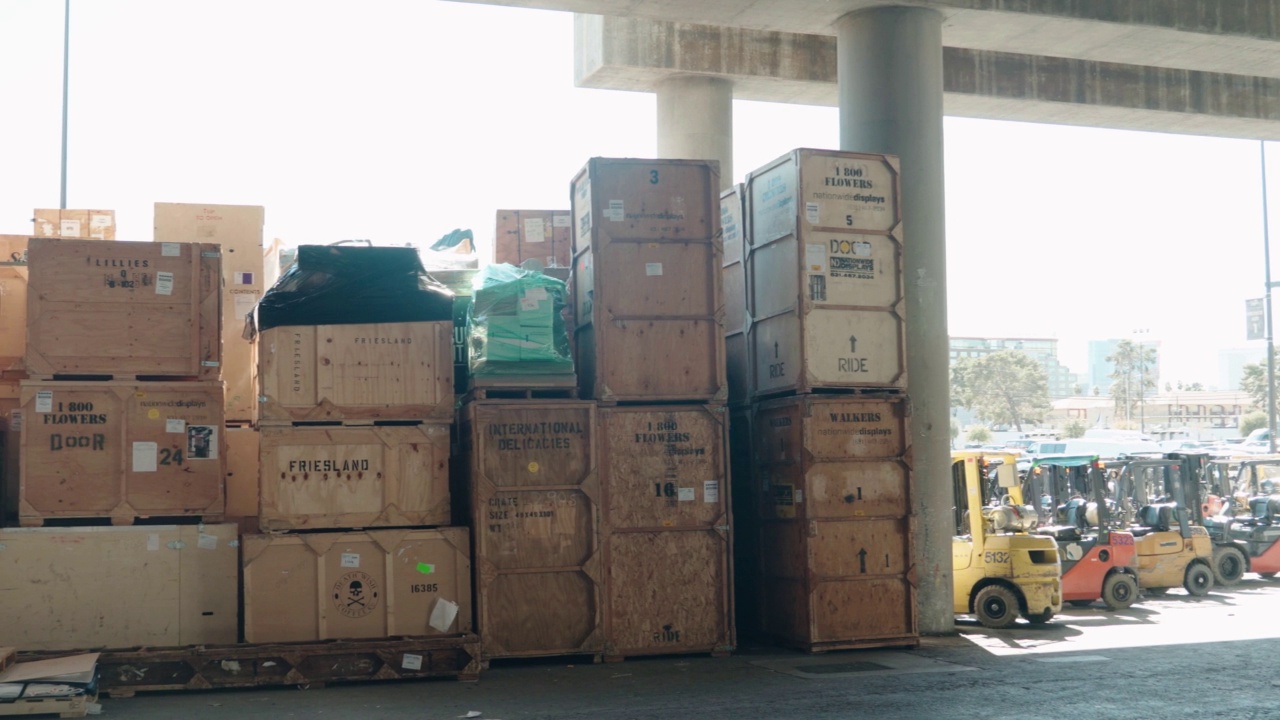 装运和接收成堆的板条箱货运视频素材