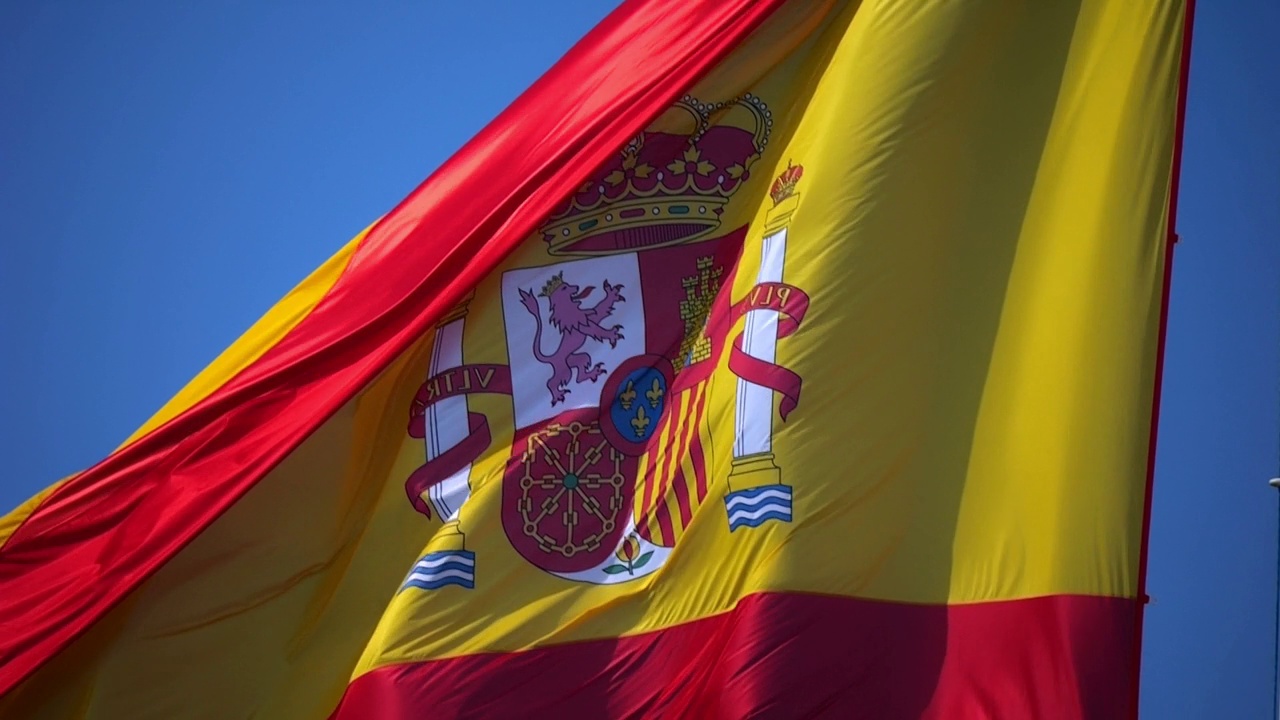 西班牙国旗在风中飘扬，在阳光下飘扬。缓慢的运动。版本10视频素材