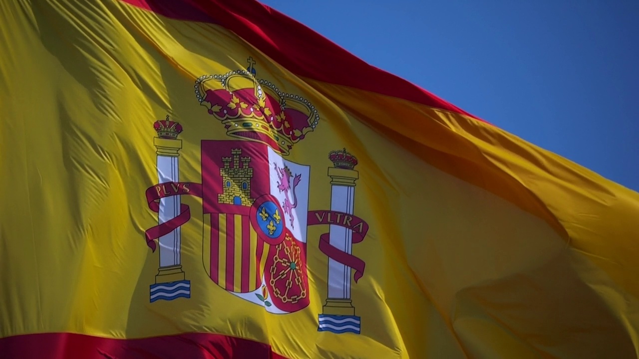 西班牙国旗在风中飘扬，在阳光下飘扬。缓慢的运动。版本11视频素材