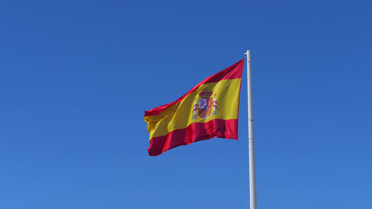 西班牙国旗在风中飘扬，在阳光下飘扬。缓慢的运动。13个版本视频素材