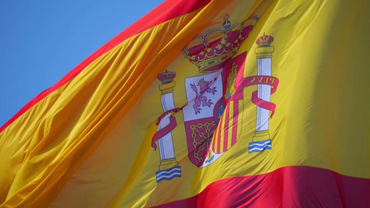 西班牙国旗在风中飘扬，在阳光下飘扬。缓慢的运动。版15视频素材