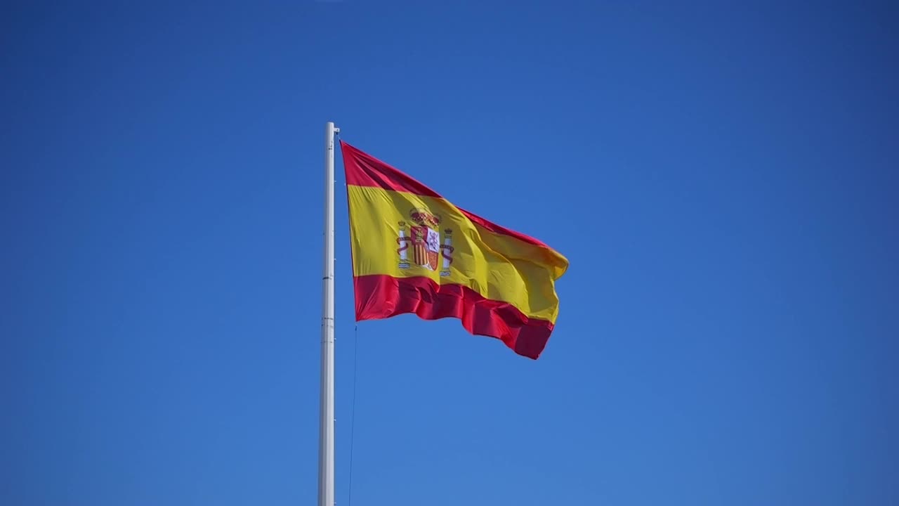 西班牙国旗在风中飘扬，在阳光下飘扬。缓慢的运动。版本1视频素材