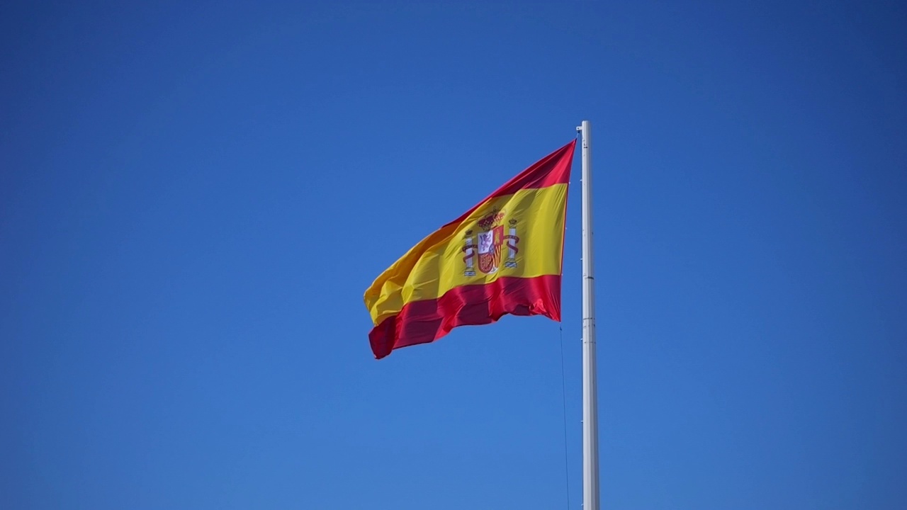 西班牙国旗在风中飘扬，在阳光下飘扬。缓慢的运动。版本2视频素材