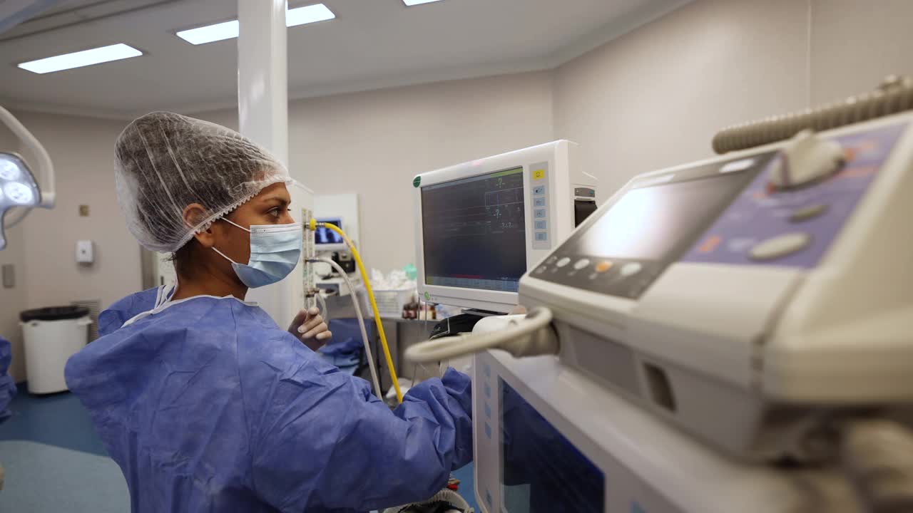 女护士打开所有的机器为手术做准备视频素材