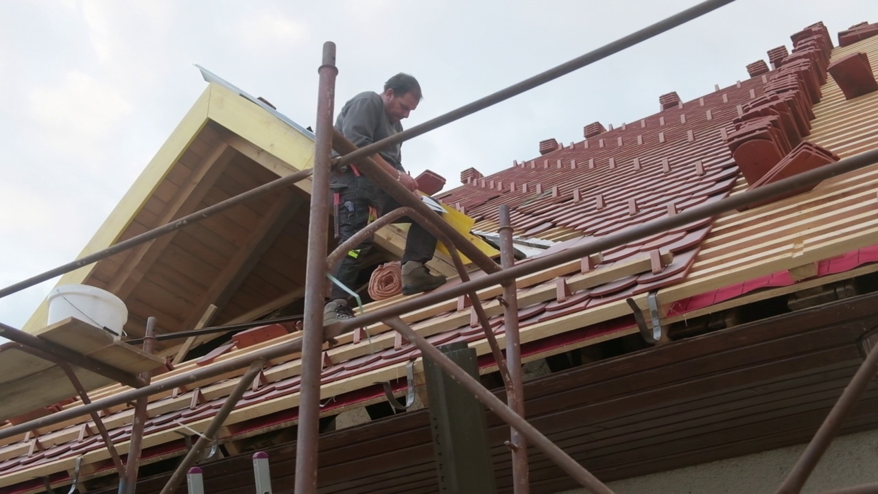 新屋顶盖层正在进行中视频下载