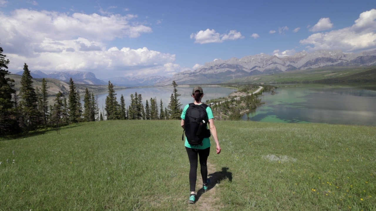 年轻活跃的女子在塔尔博特湖徒步旅行，贾斯珀，阿尔伯塔，加拿大视频素材