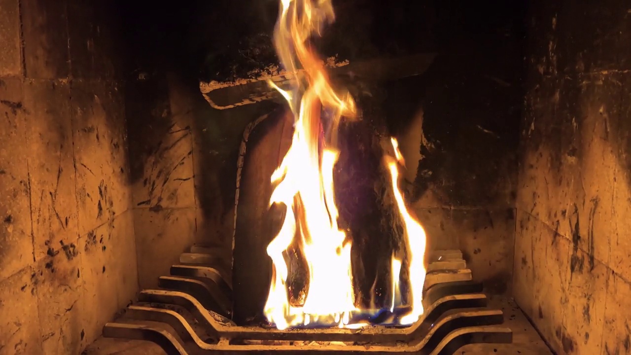木柴在壁炉里燃烧视频下载