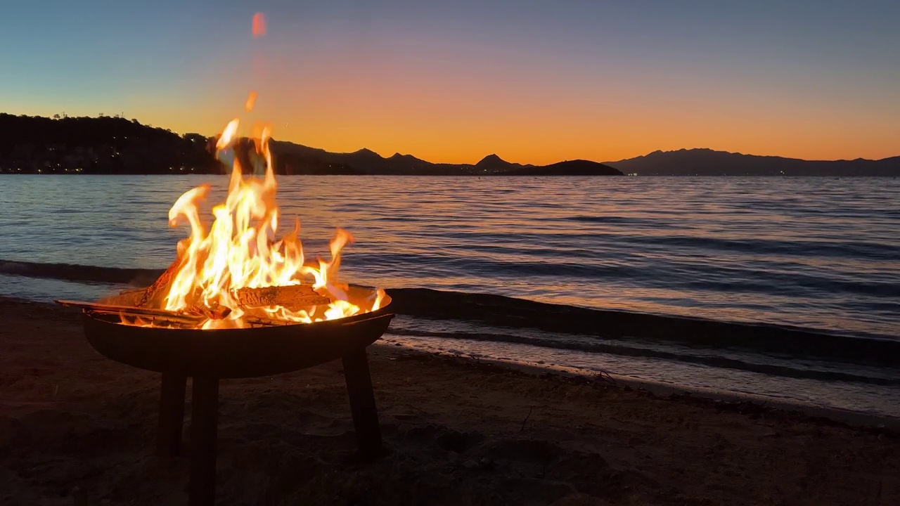 沙滩上燃烧的火坑慢镜头视频素材